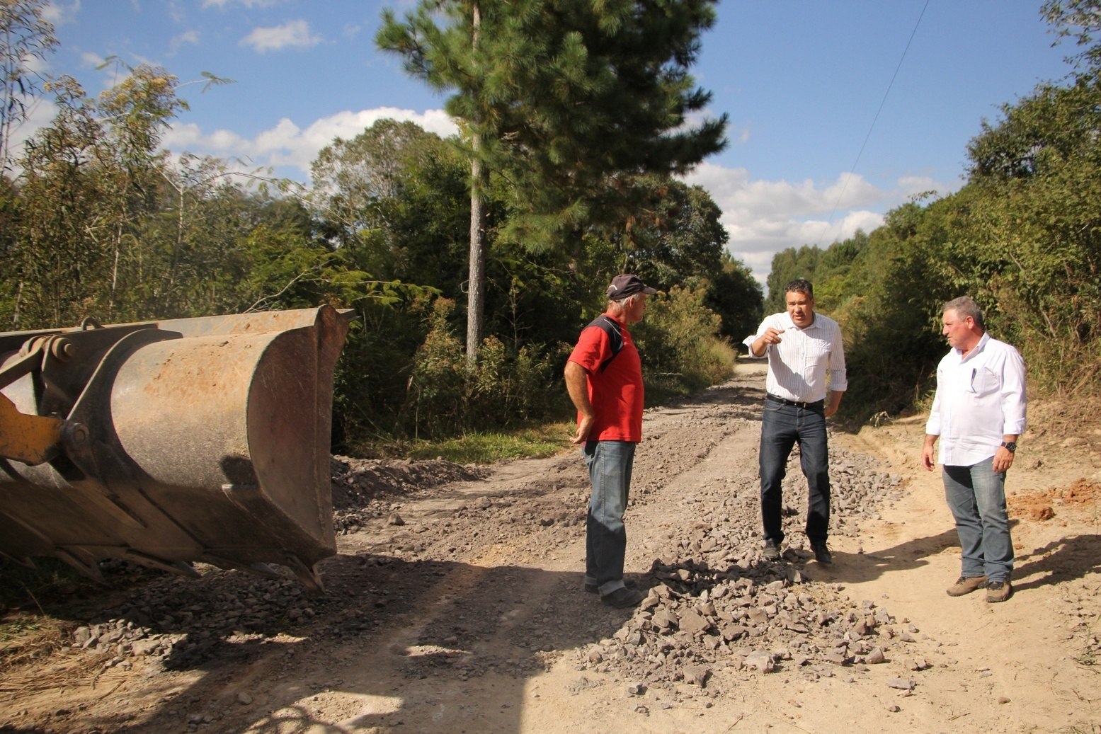 You are currently viewing Vice-prefeito confere obras de recuperação de estradas