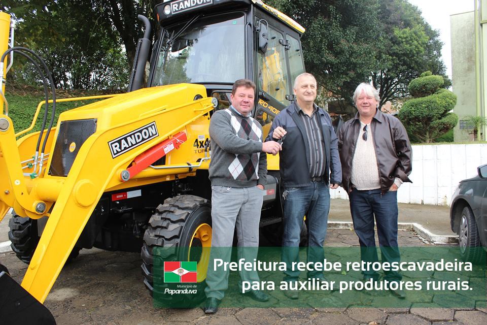 You are currently viewing Prefeitura recebe retroescavadeira para auxiliar produtores rurais