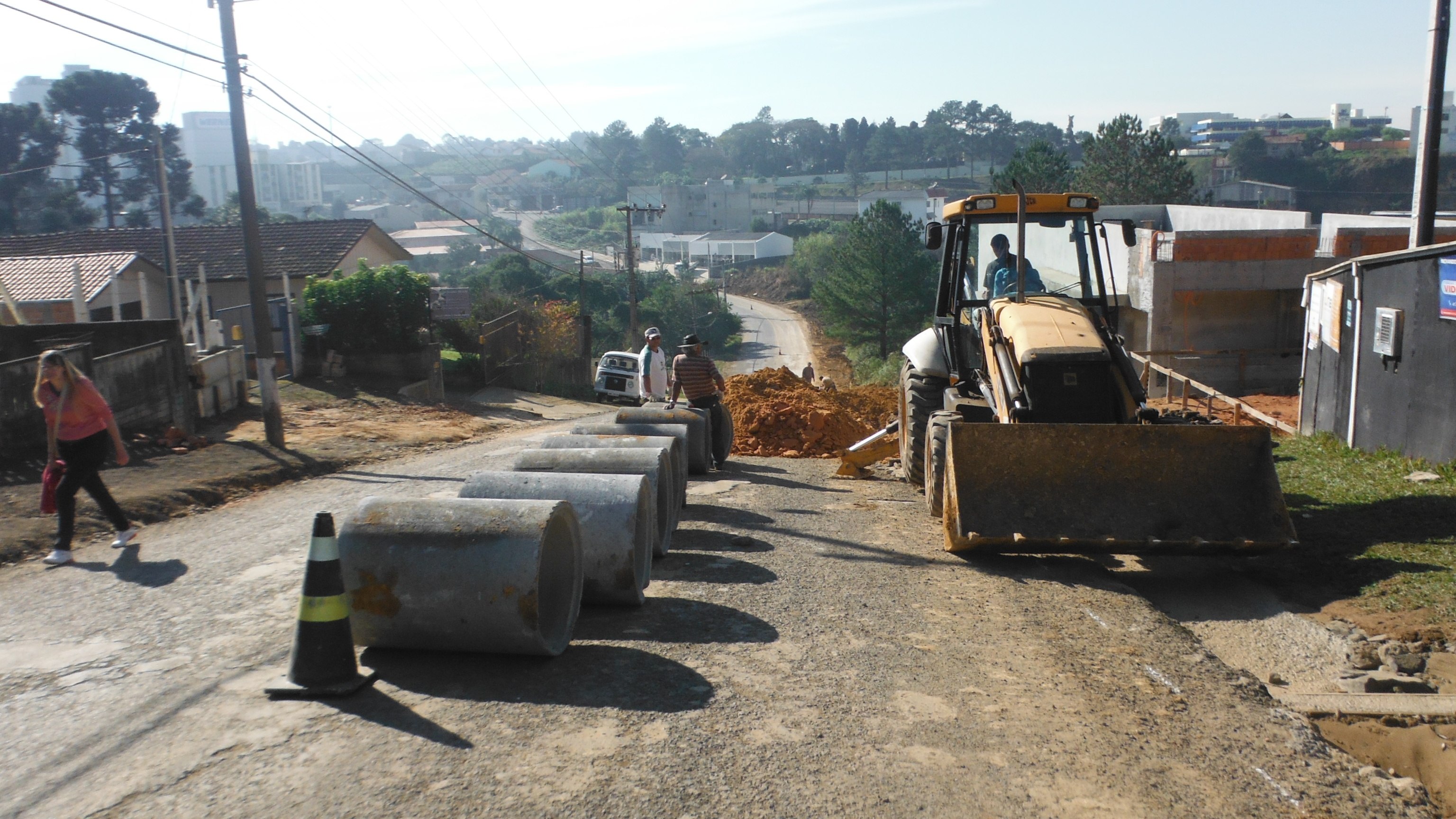 Read more about the article Rua Cassias Pereira recebe tubulação para águas pluviais