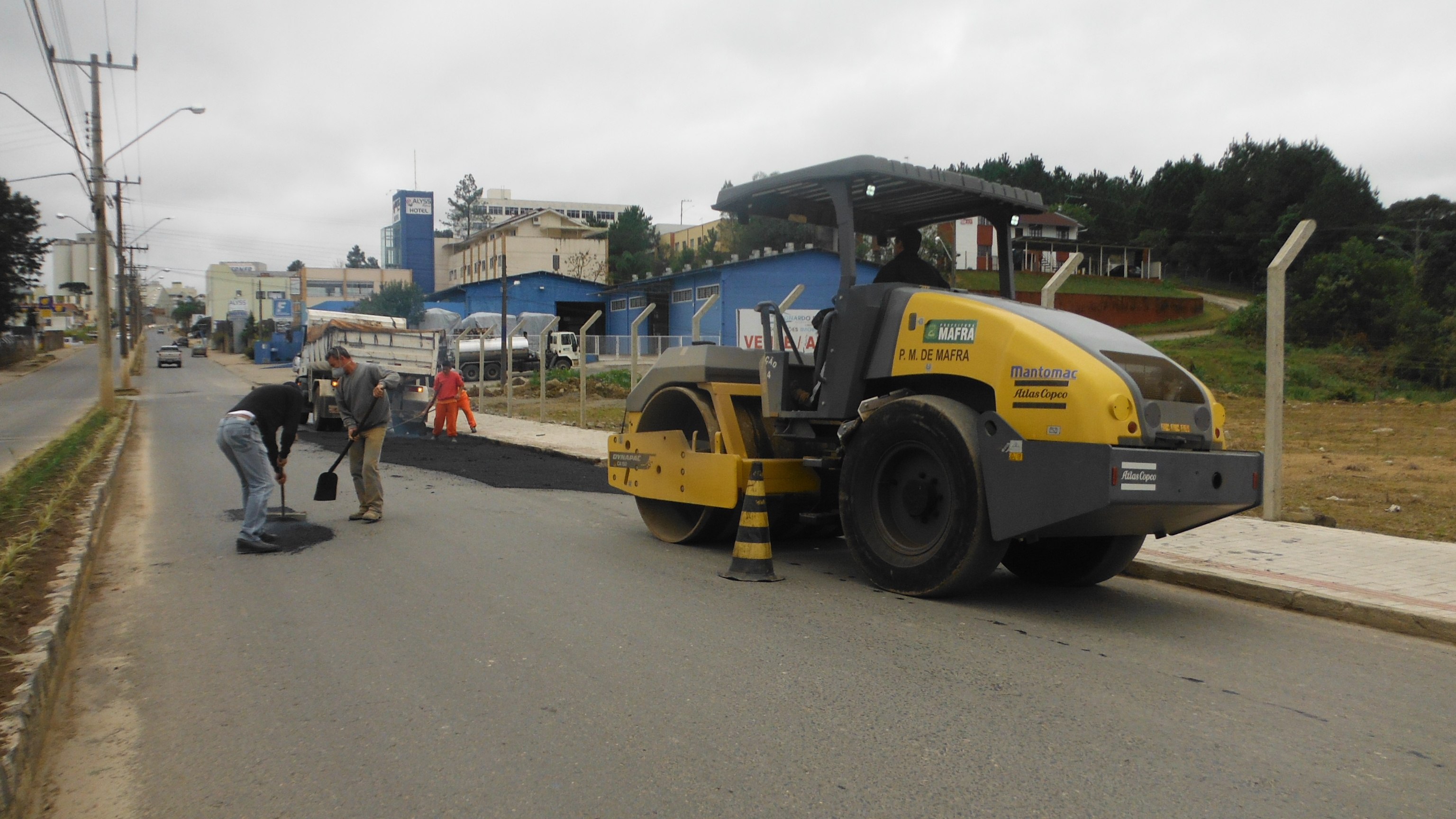 Read more about the article Operação tapa-buraco e limpeza urbana na Avenida Nereu Ramos