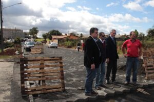 Read more about the article Prefeito e deputado visitam obra de pavimentação