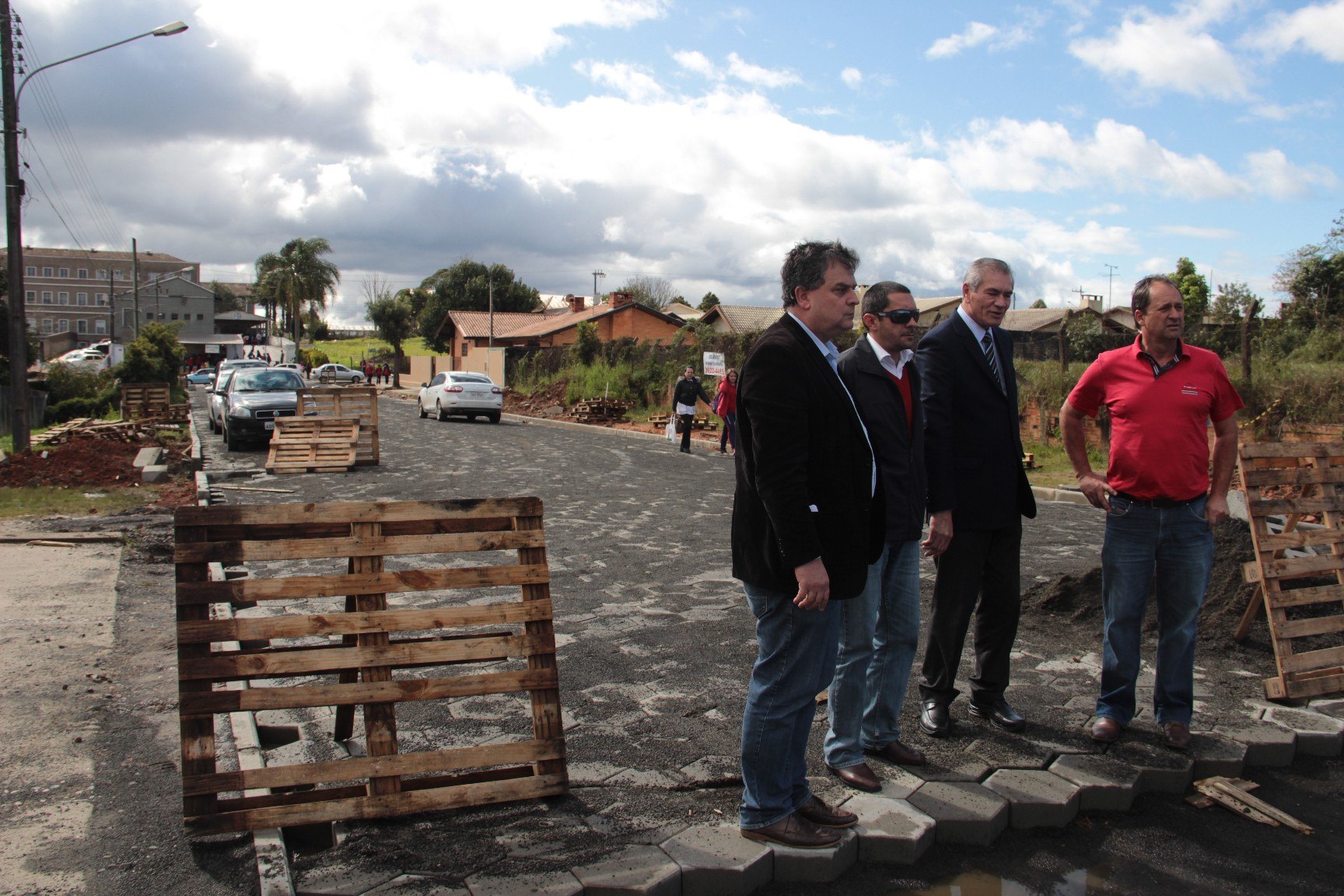 You are currently viewing Prefeito e deputado visitam obra de pavimentação