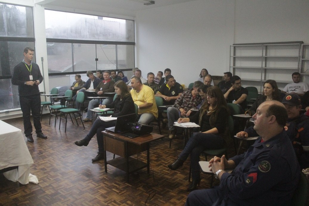 You are currently viewing Prefeito Beto Faria se reúne com membros da coordenadoria da Defesa Civil