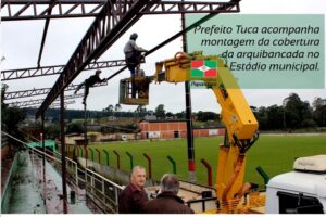 Read more about the article Cobertura da arquibancada está sendo montada no “Campão”