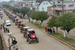 Read more about the article Mais de 900 tratores participam do Desfile da 3ª Festa do Trator