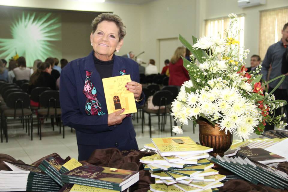 You are currently viewing Professora aposentada de Irineópolis Lança livro