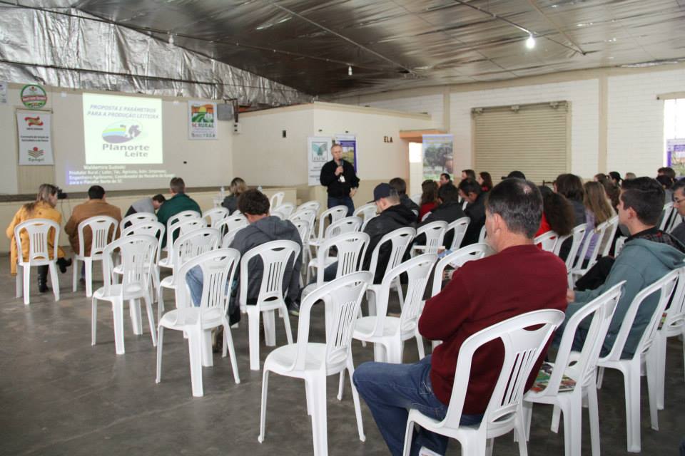 You are currently viewing Irineópolis promove Seminário da Bovinocultura Leiteira