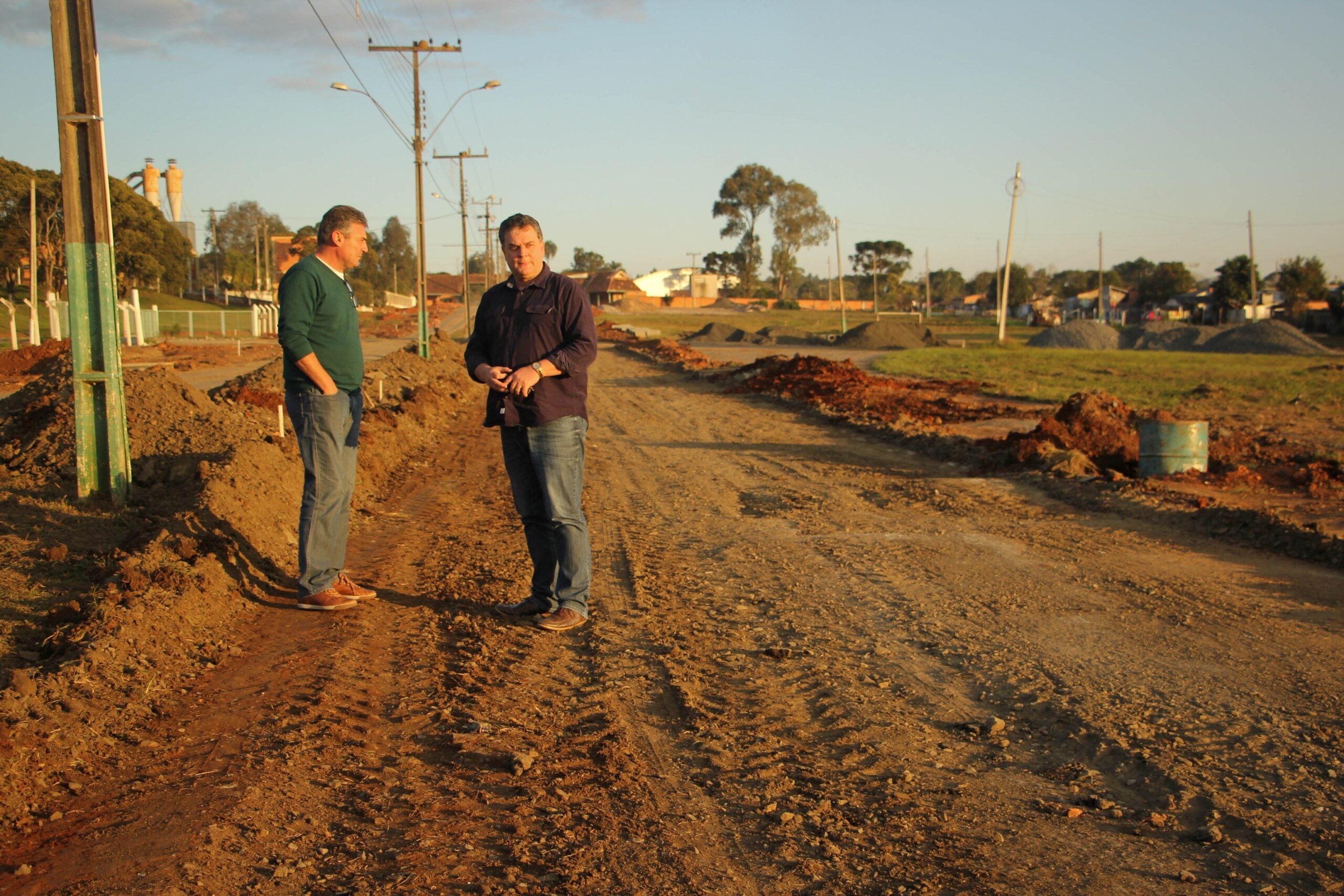 You are currently viewing Prefeito e deputado Mauro Mariani conferem obras no Parque de Exposições Ouro Verde