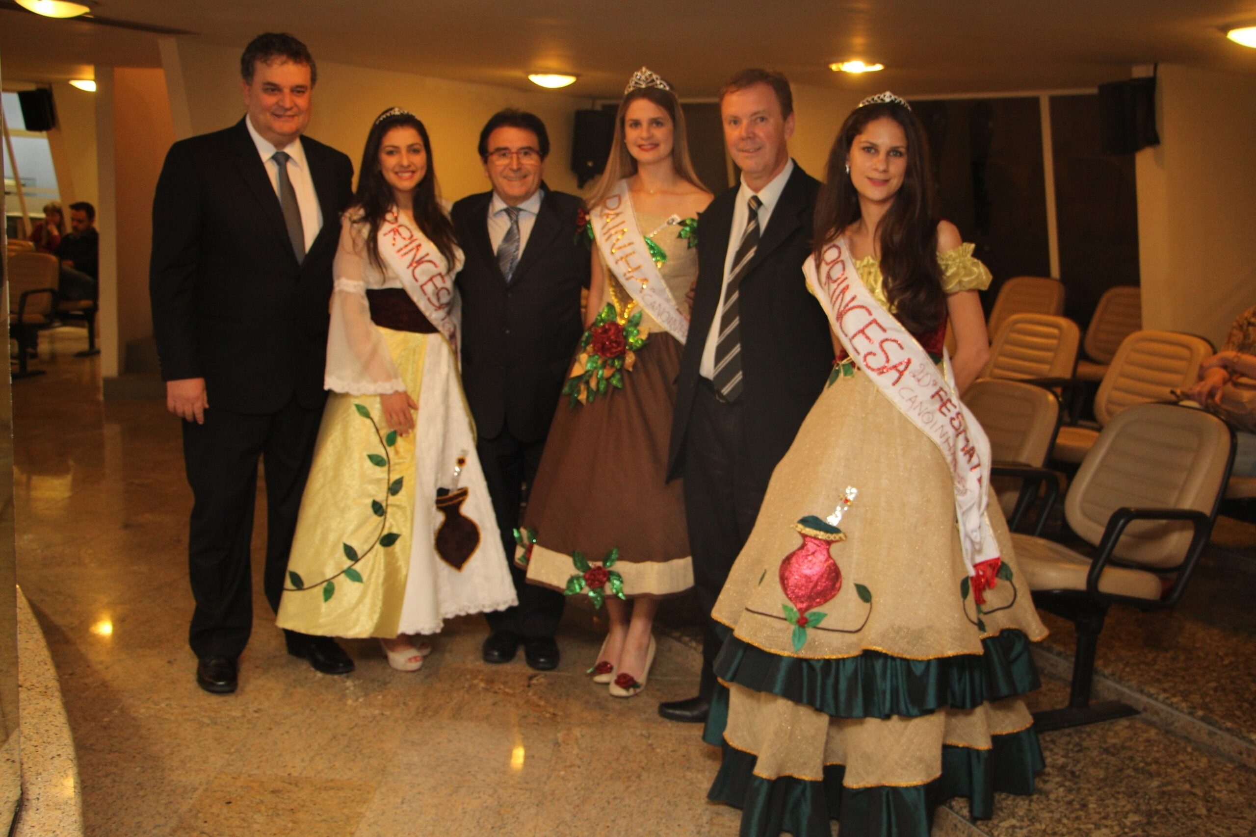 You are currently viewing Rainha e princesas da 20ª Fesmate divulgam a festa na Assembleia Legislativa