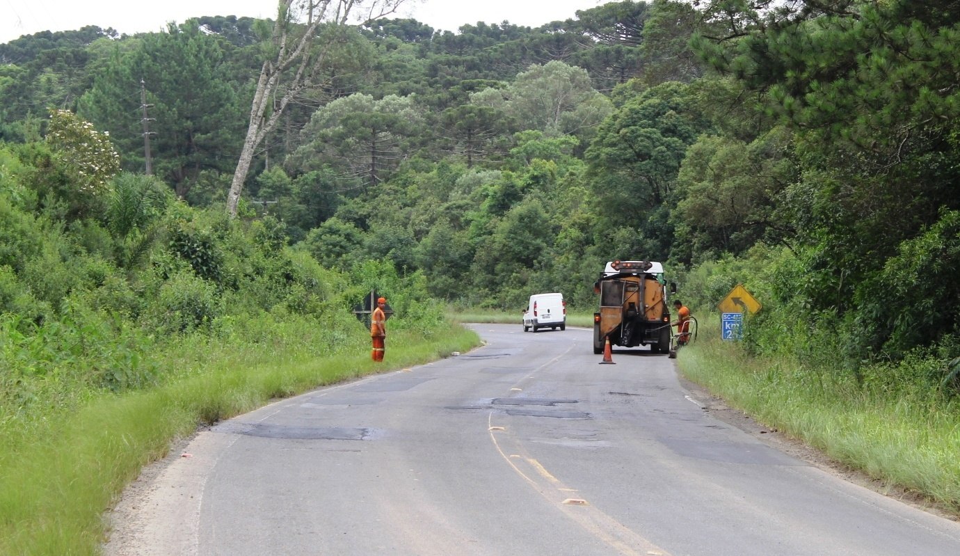 Read more about the article Operações de melhorias continuam nas rodovias da região