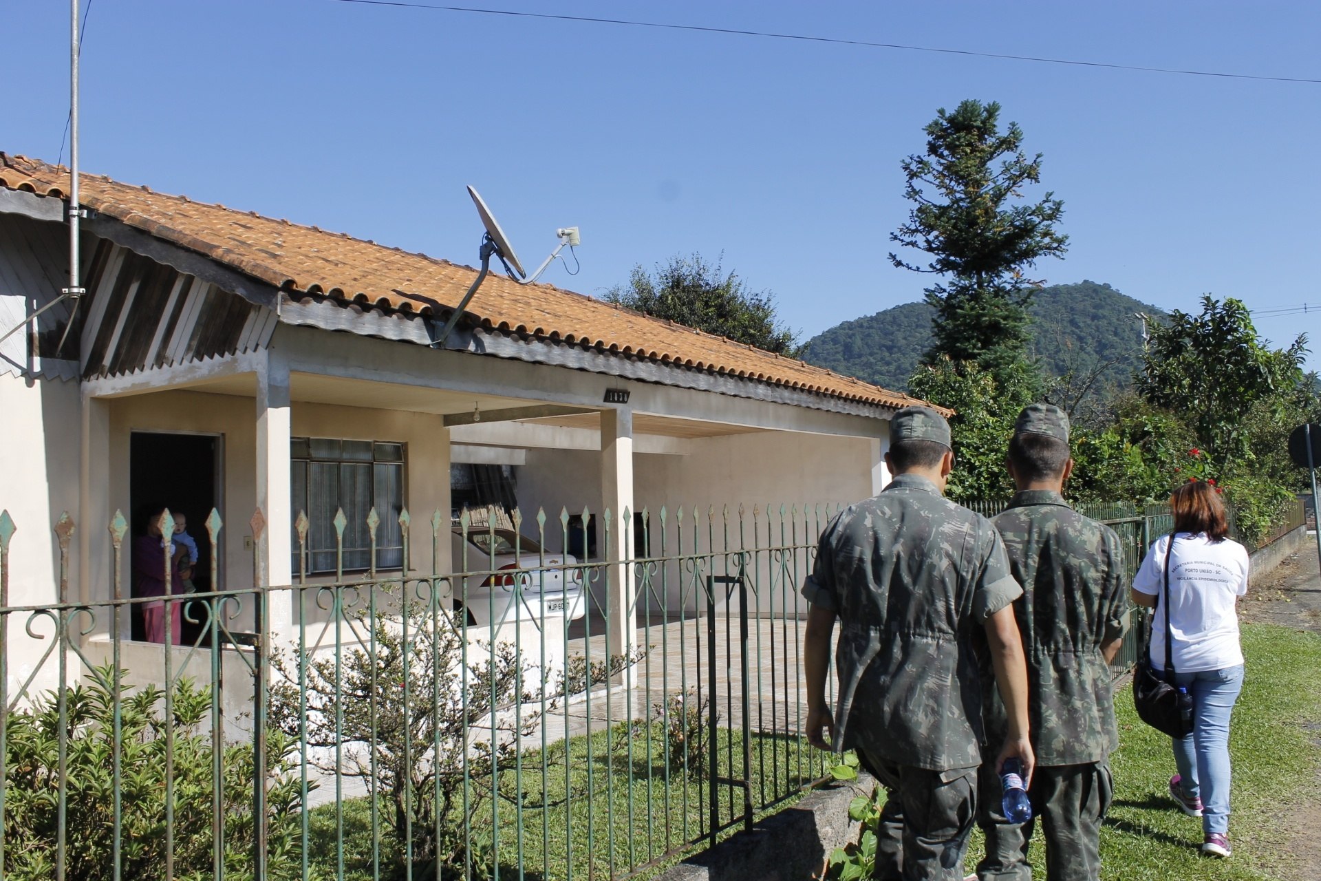 Read more about the article Segue atuação de equipes de saúde e militares contra o Aedes Aegypti