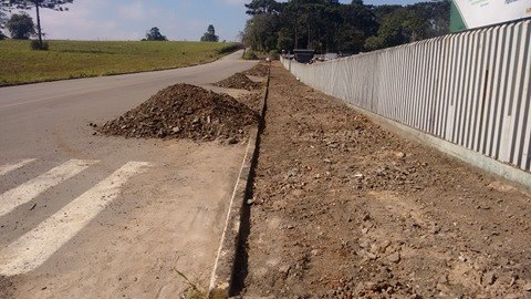 Read more about the article Prefeitura inicia construção de calçada em frente ao cemitério municipal