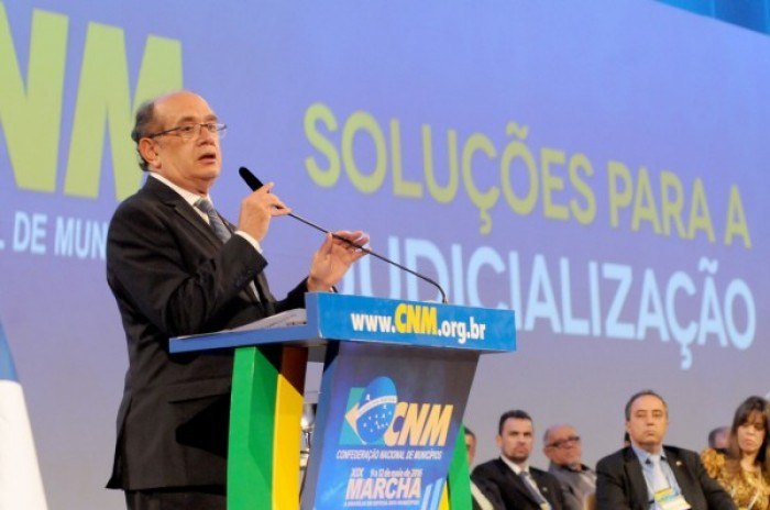 Read more about the article Ministro Gilmar Mendes do STF fala aos prefeitos na XIX Marcha em Defesa dos Municípios