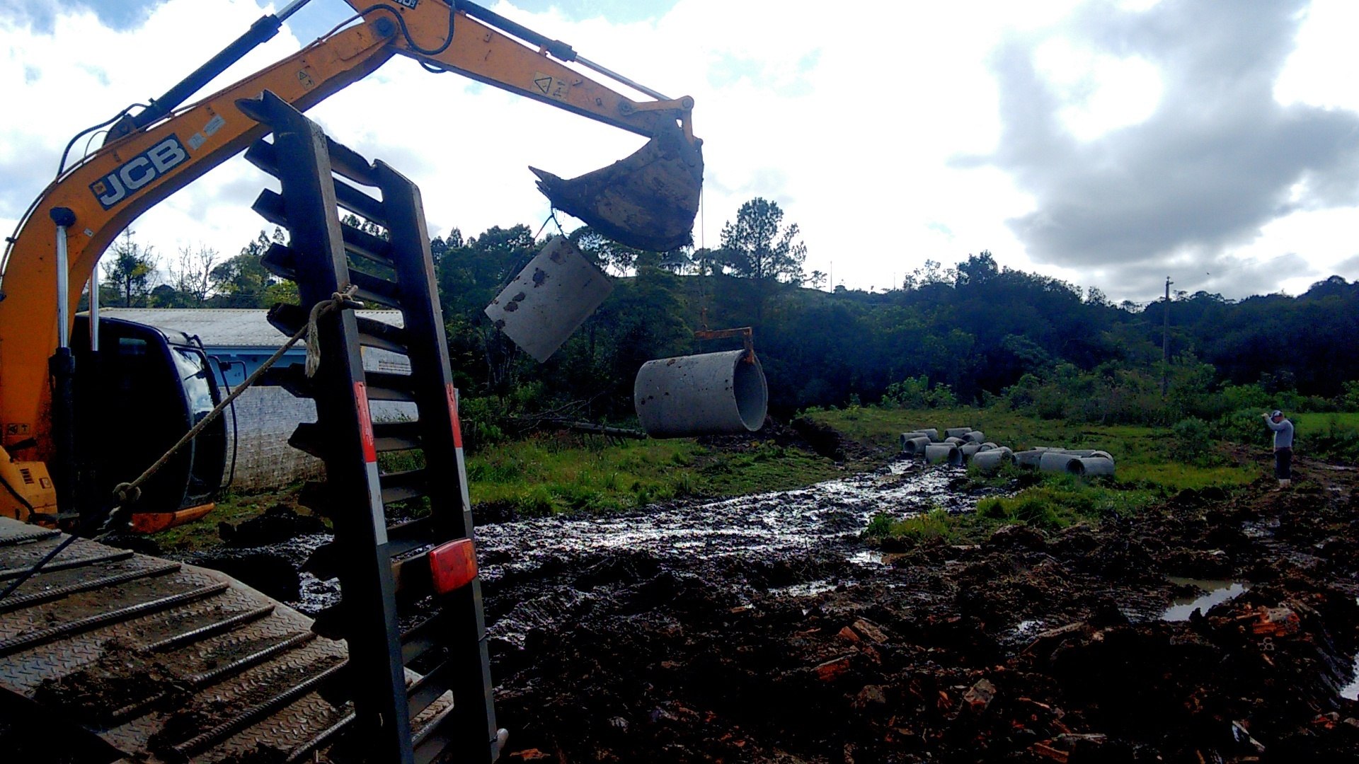 You are currently viewing Proximidades do Rio Papanduva recebe drenagem para evitar cheias