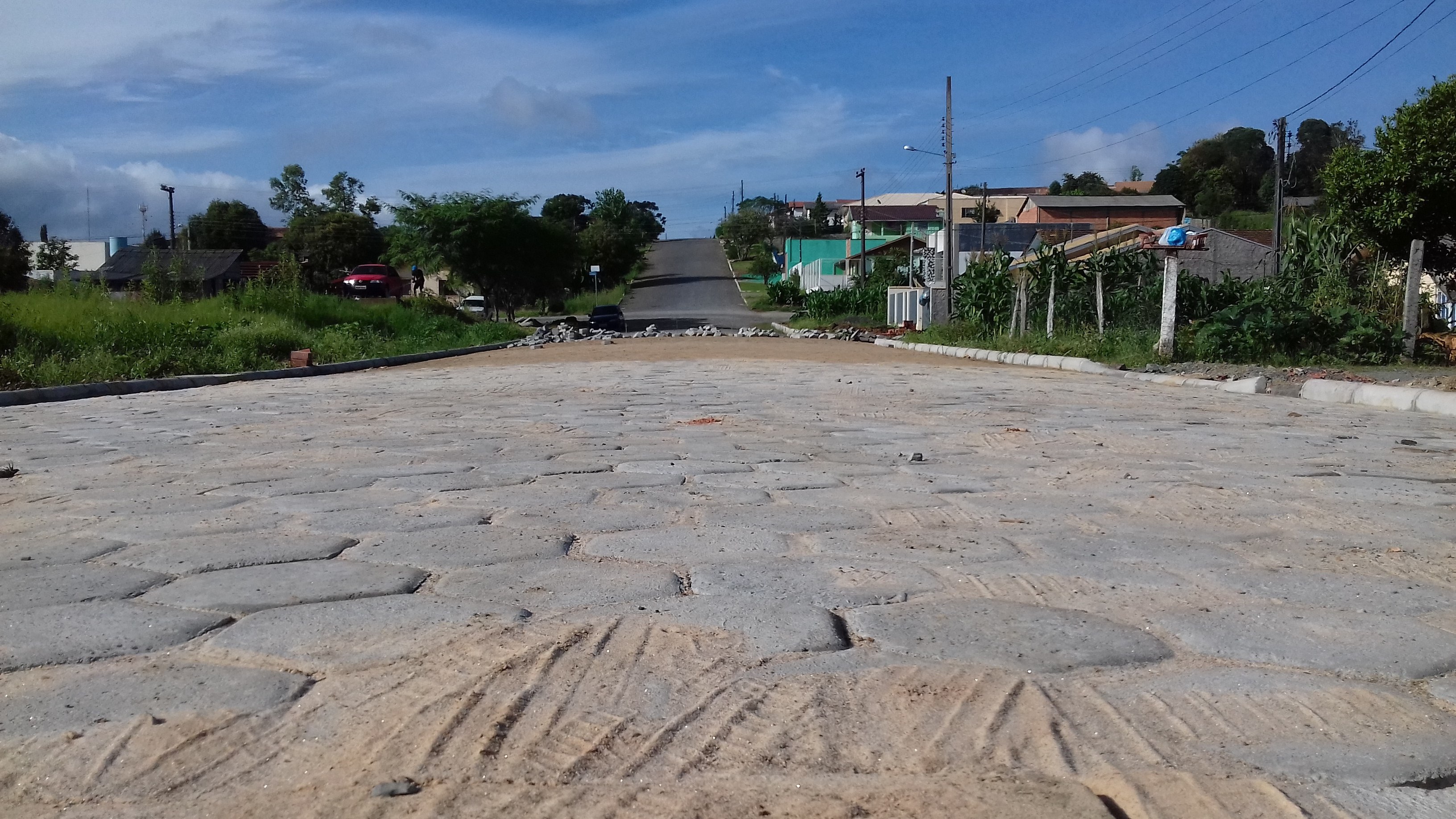 Read more about the article Prefeitura pavimenta mais uma quadra da Rua Francisco Santos Veiga