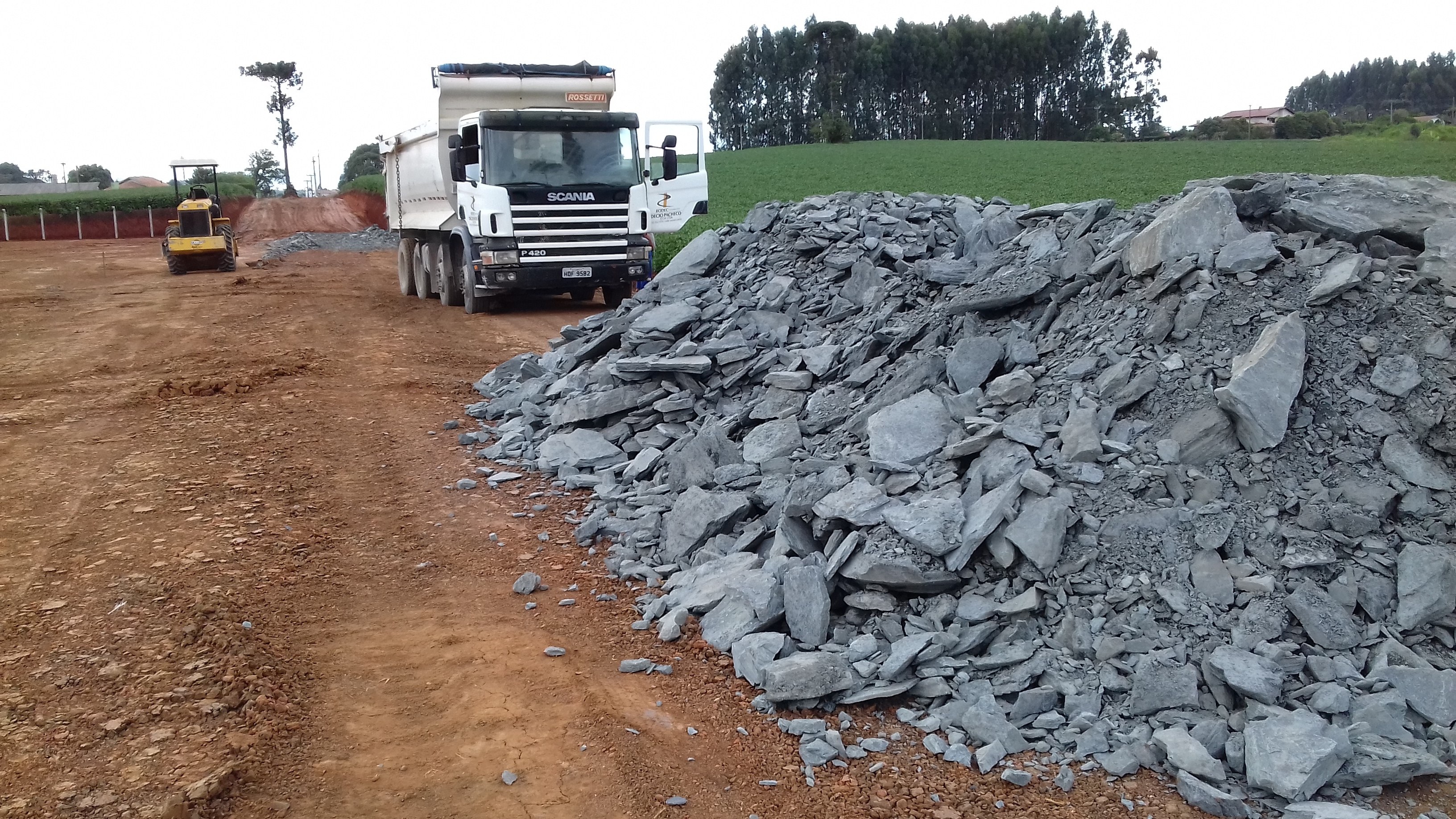 Read more about the article Prefeitura de Major Vieira realiza cascalhamento da rua de acesso a futura fábrica de papel