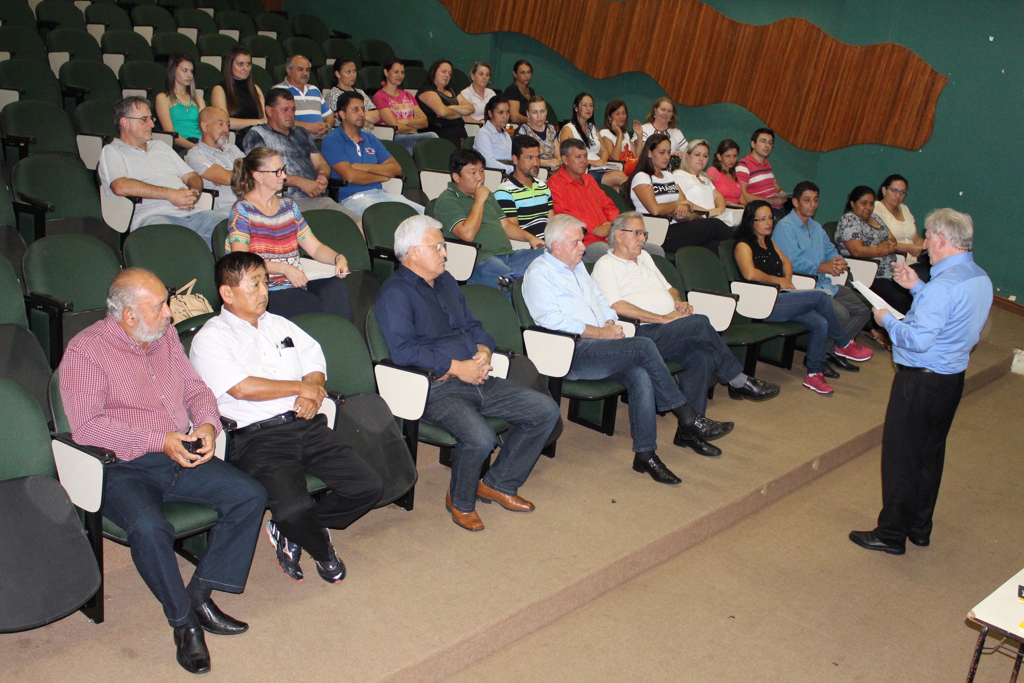 You are currently viewing Servidores da prefeitura participam de palestra sobre excelência no atendimento ao público