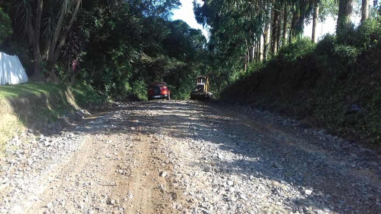 Read more about the article Secretaria de Obras recupera estradas do interior de Mafra