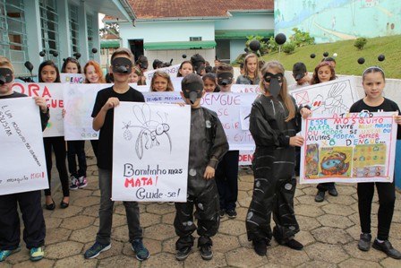 Read more about the article Secretaria de Saúde promove ação de conscientização sobre o Aedes Aegypti com alunos da Escola Walmir Senna