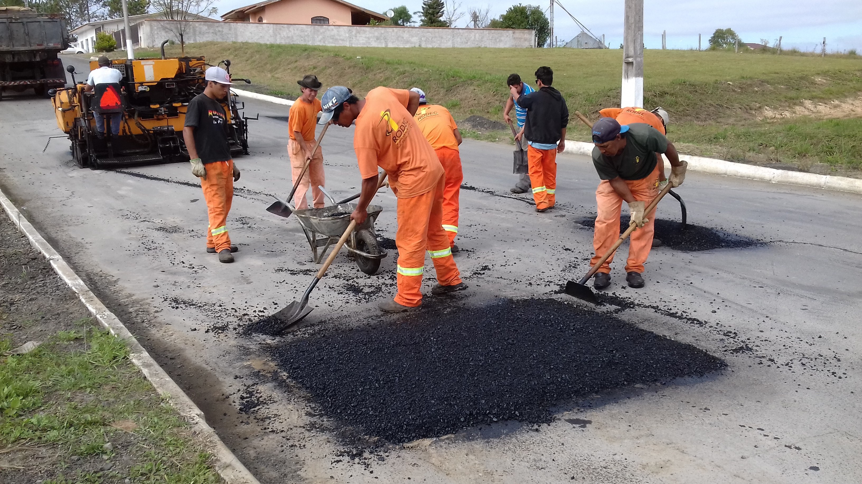 Read more about the article Prefeitura realiza Operação Tapa-Buracos, confecção de faixa de elevação e pintura de faixas de sinalização nas ruas da cidade