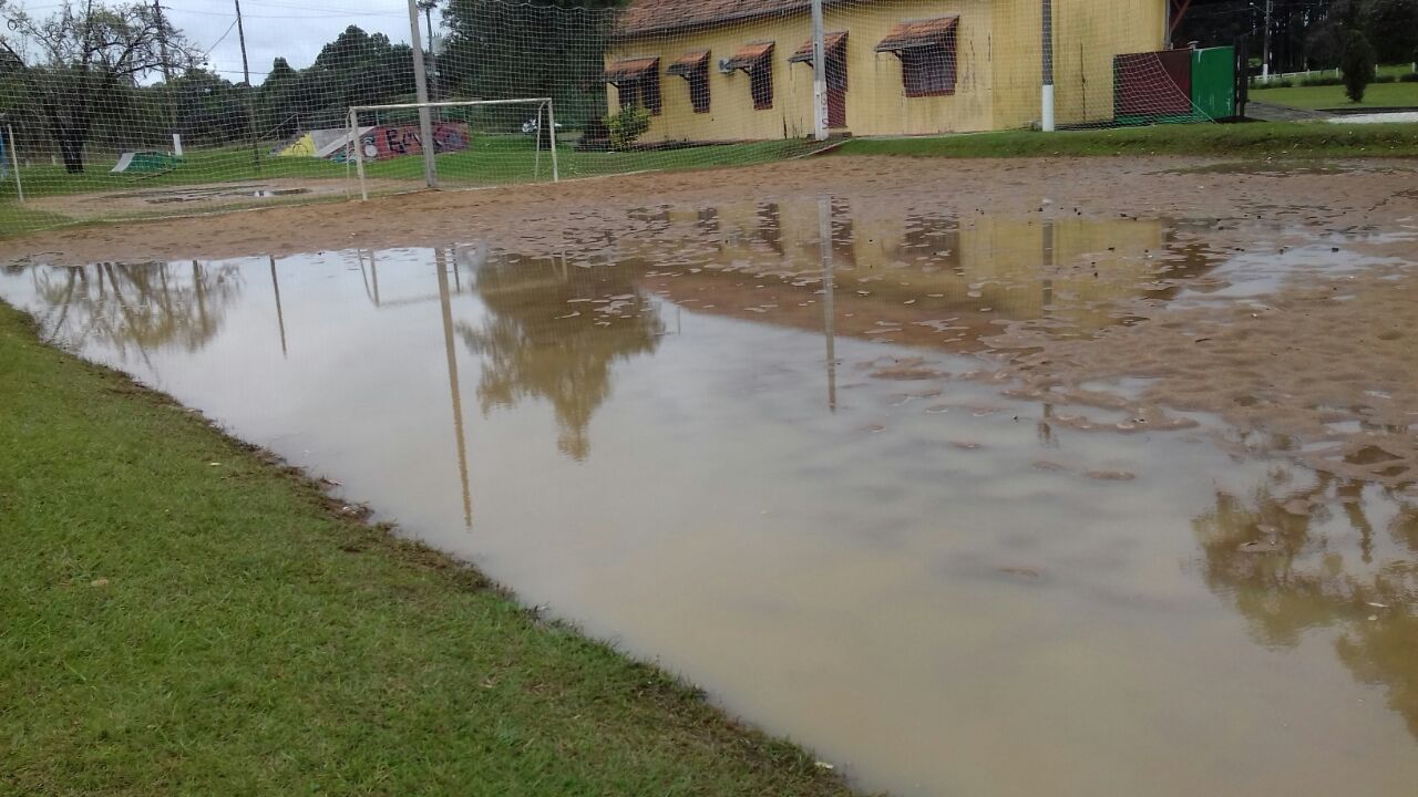 Read more about the article Cancha alagada motiva cancelamento da rodada do municipal de futebol de areia