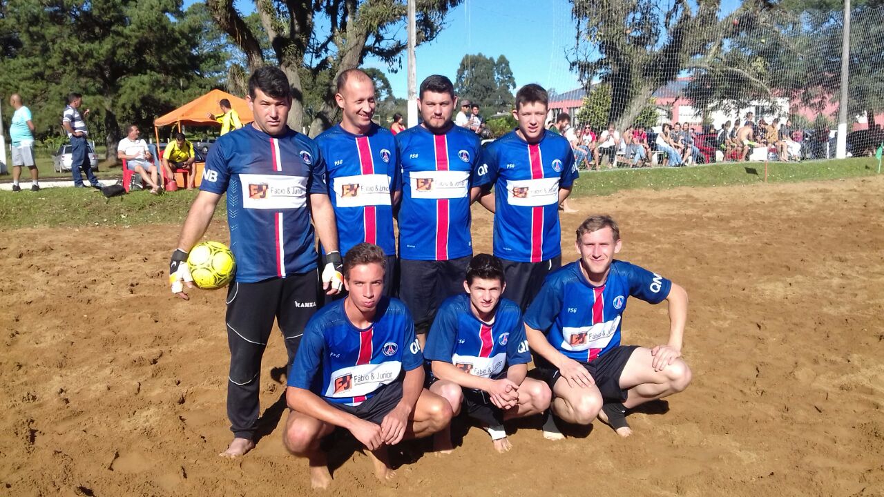 Read more about the article Amigos do Jonko goleiam e assumem liderança no campeonato de futebol de areia