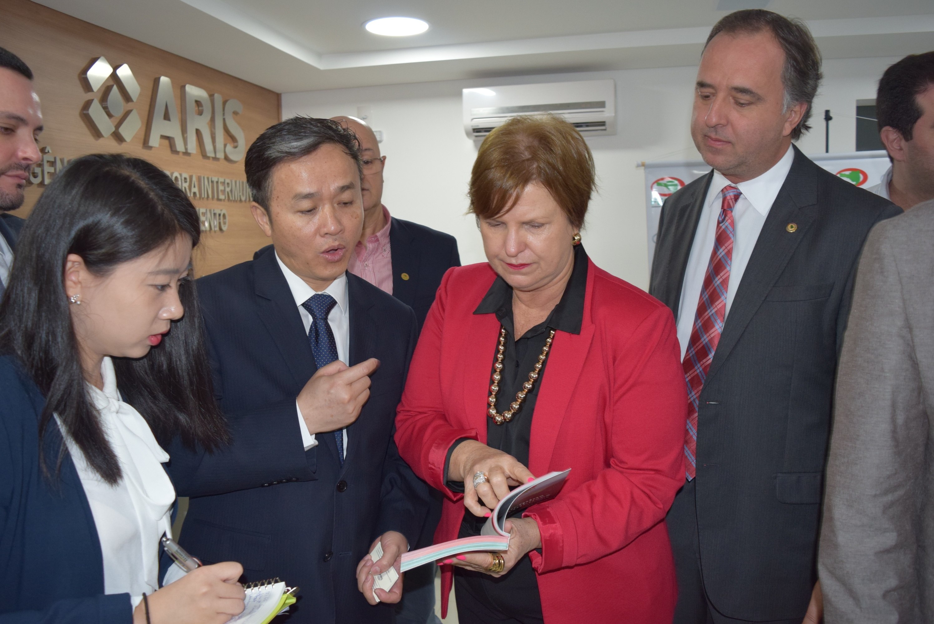 Read more about the article Encontro com chineses, avanços das pautas municipalistas e preocupação com a chuva marcam reunião do Conselho Político