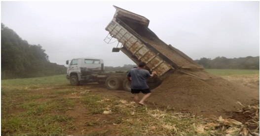 Read more about the article Secretaria Municipal da Agricultura realiza transporte de adubo a preço de custo para fumicultores orgânicos