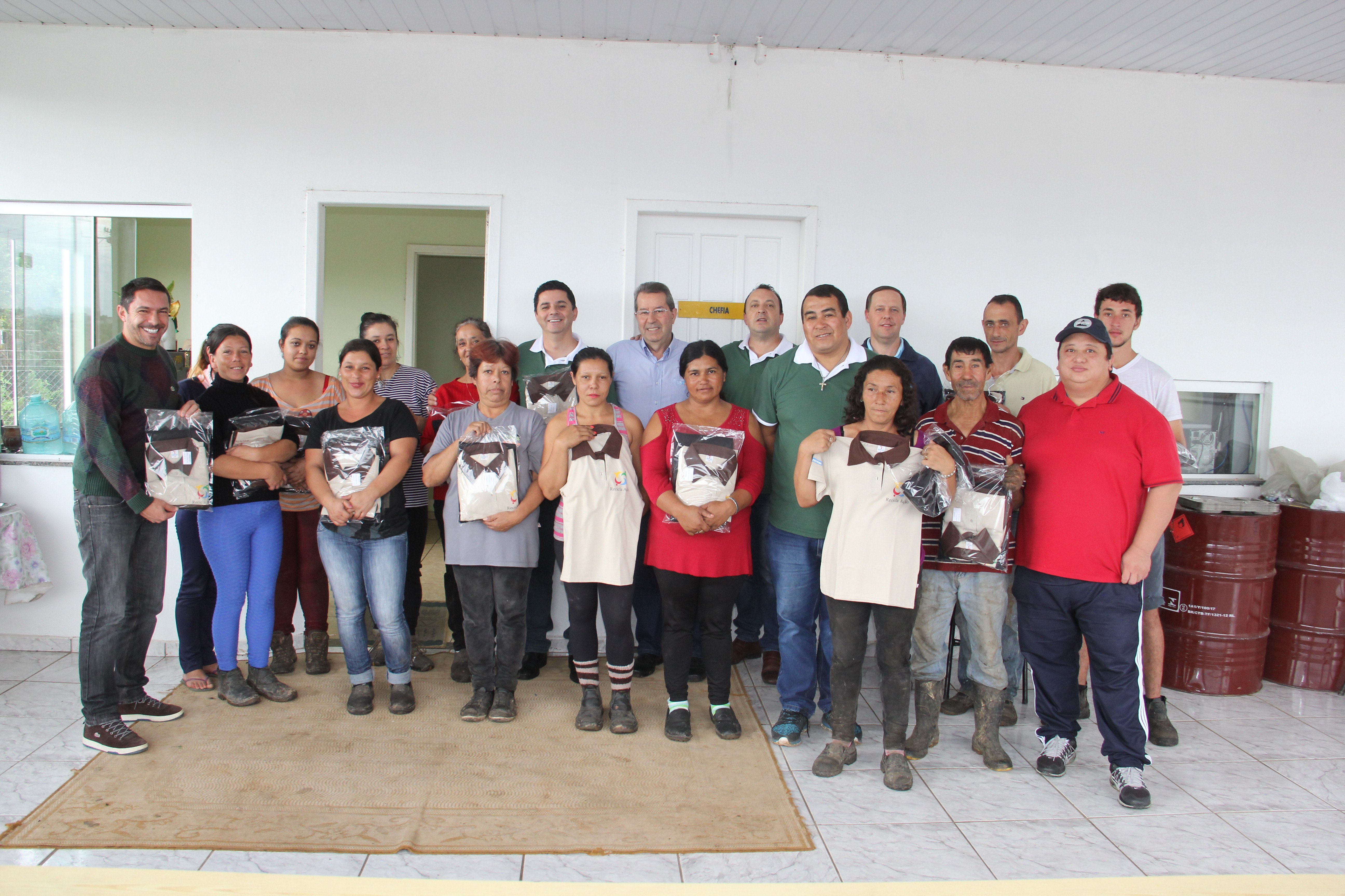 Read more about the article Prefeitura entrega uniforme para Cooperativa de Catadores de Materiais Recicláveis