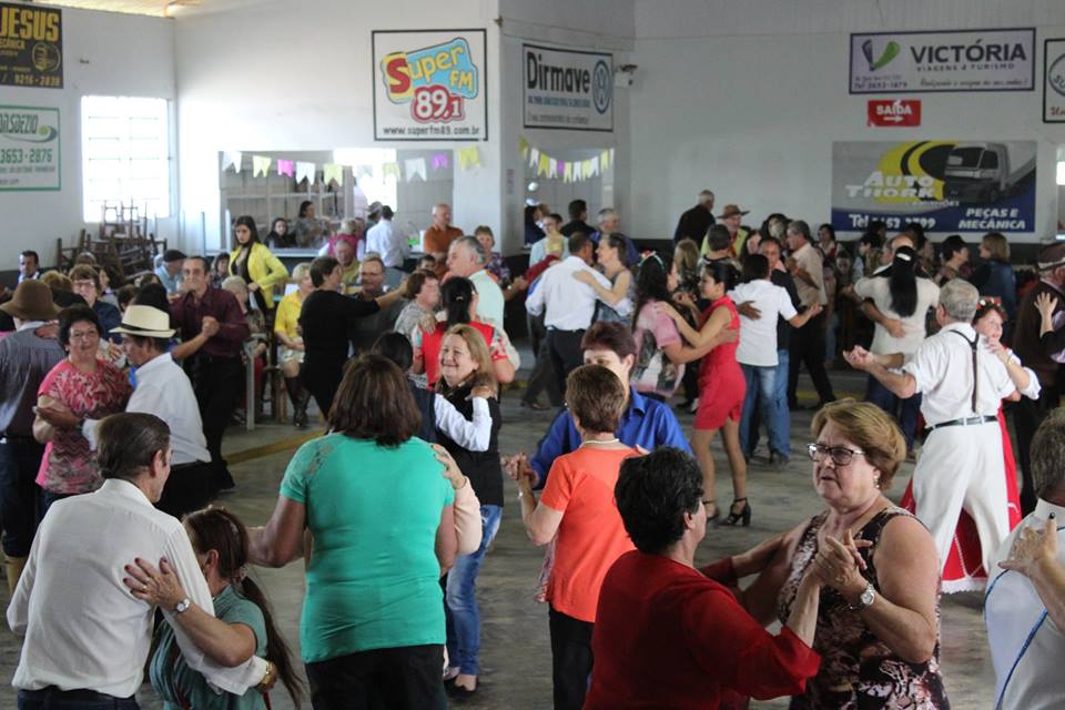 Read more about the article Baile Junino do Grupo da Melhor Idade São Cristóvão reuniu público de Papanduva e região