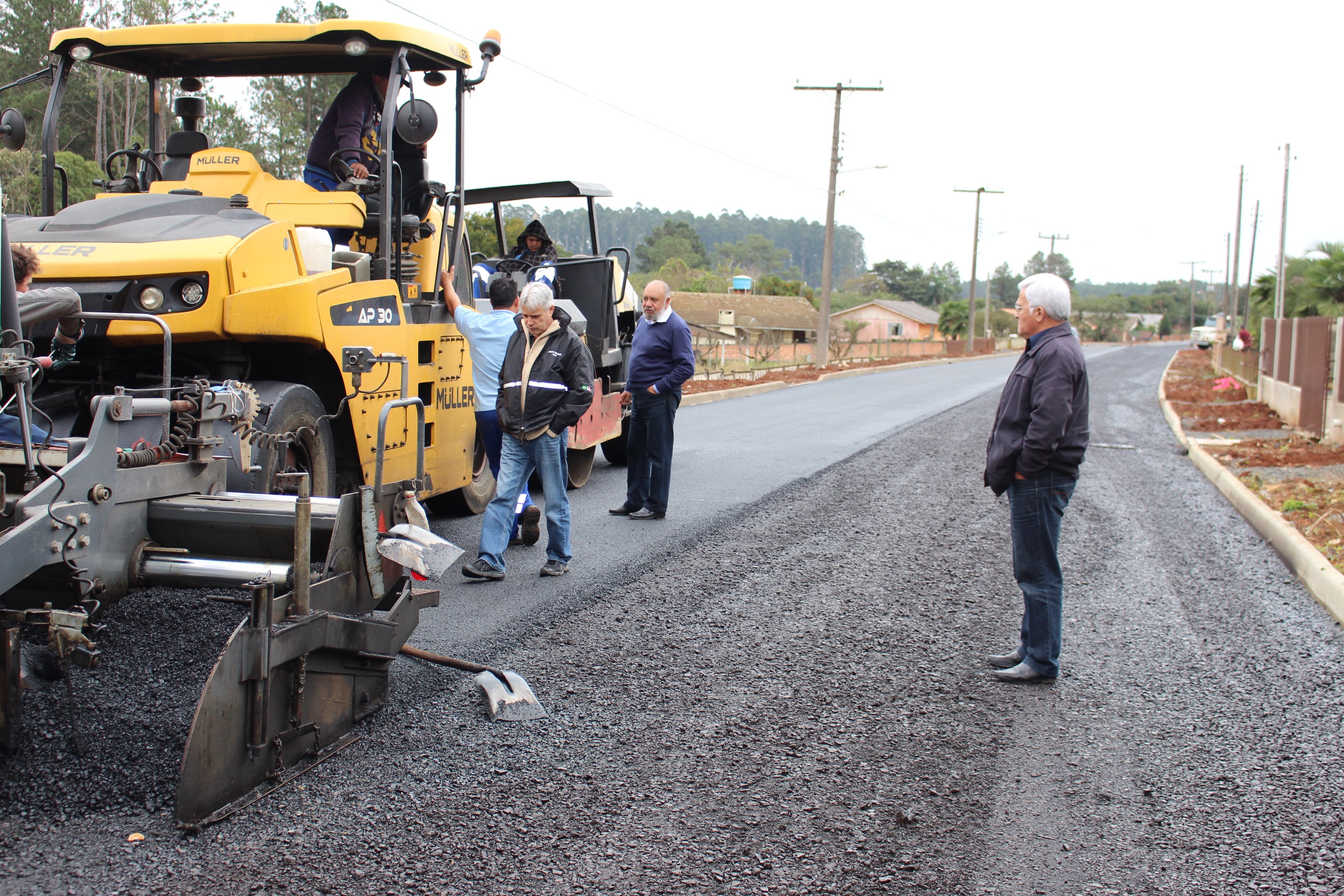 Read more about the article Prefeito vistoria obras e serviços em andamento nas ruas da cidade de Três Barras