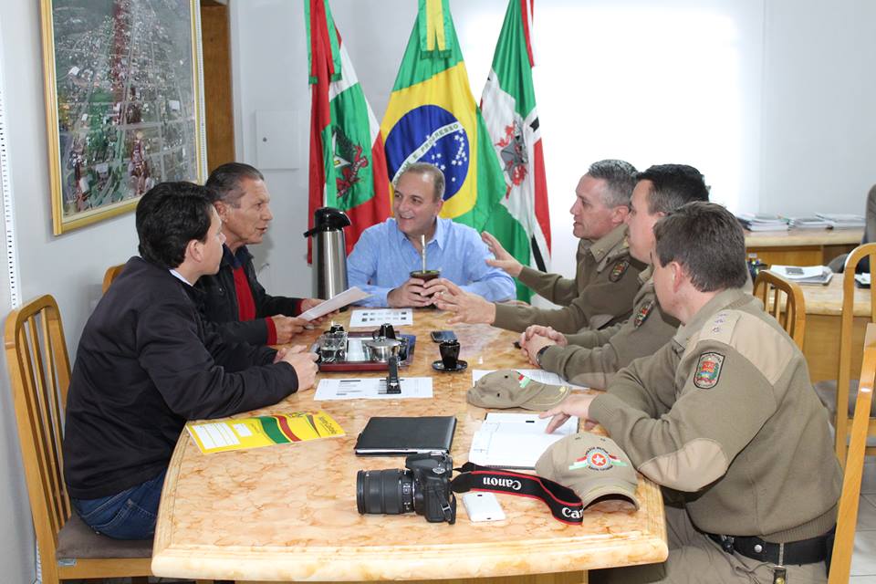 Read more about the article Prefeitos reúnem-se com comando da PM para discutir medidas de combate à violência e aumento do policiamento nas ruas