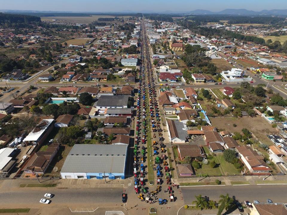 Read more about the article Desfile reuniu centenas de tratores pela Avenida 22 de Julho