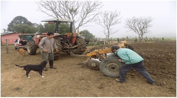 Read more about the article Maquinário da Secretaria de Agricultura Presta Serviço para Pequenos Produtores Rurais