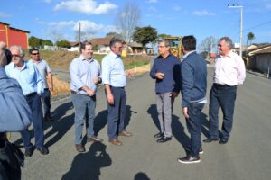 Read more about the article Prefeito de Major Vieira e lideranças estaduais e federal visitam obras da SC-477 em Itaiópolis