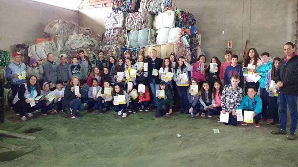 Read more about the article Alunos da Escola Básica Municipal Severo de Andrade visitam Cooperativa de Materiais Recicláveis de Canoinhas