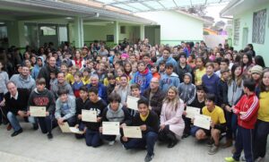 Read more about the article Prefeito entrega menção honrosa aos alunos pela conquista do 4° lugar na etapa estadual dos JESC