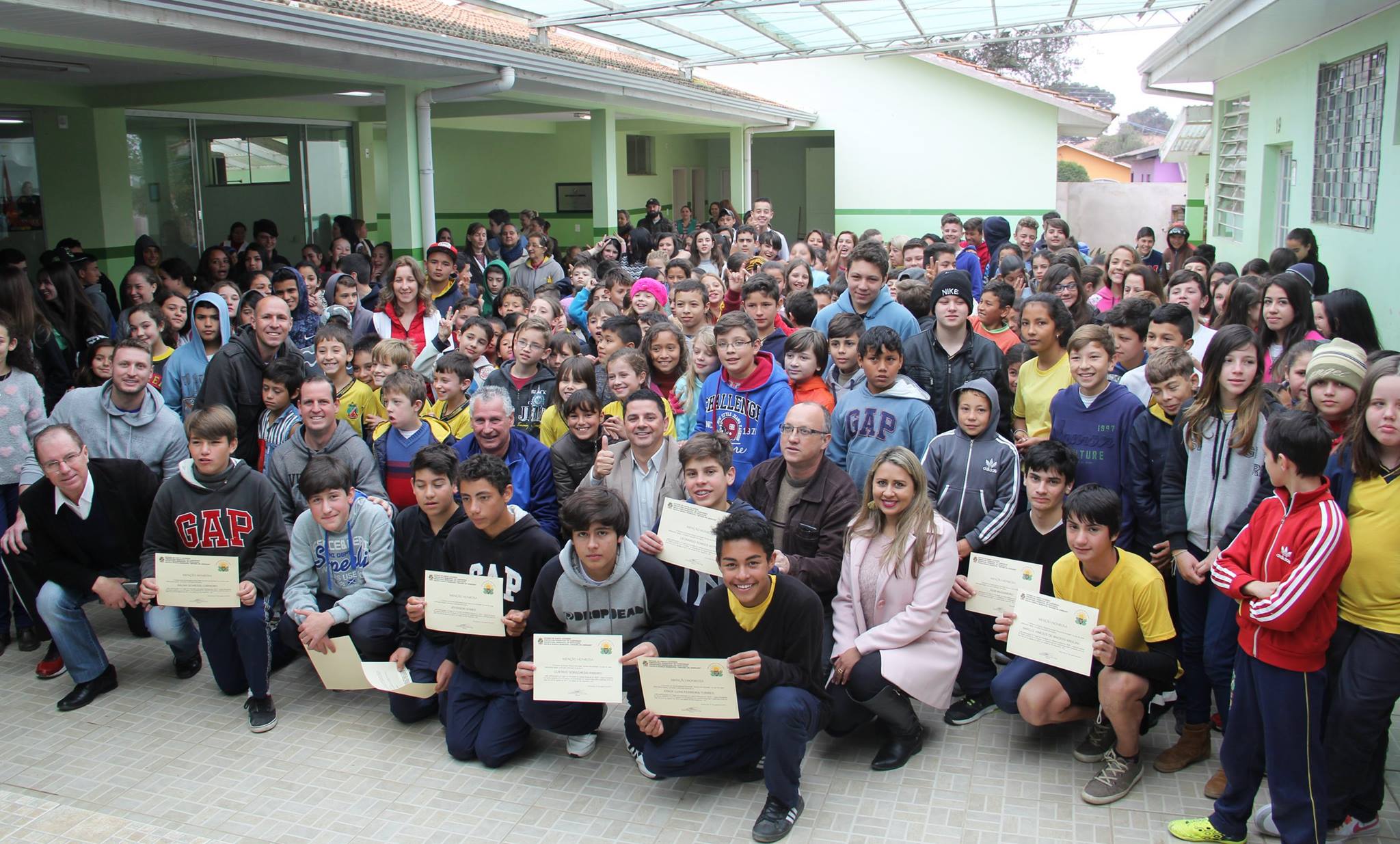 You are currently viewing Prefeito entrega menção honrosa aos alunos pela conquista do 4° lugar na etapa estadual dos JESC