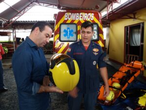 Read more about the article Prefeito de Mafra faz entrega simbólica de equipamentos ao Corpo de Bombeiros