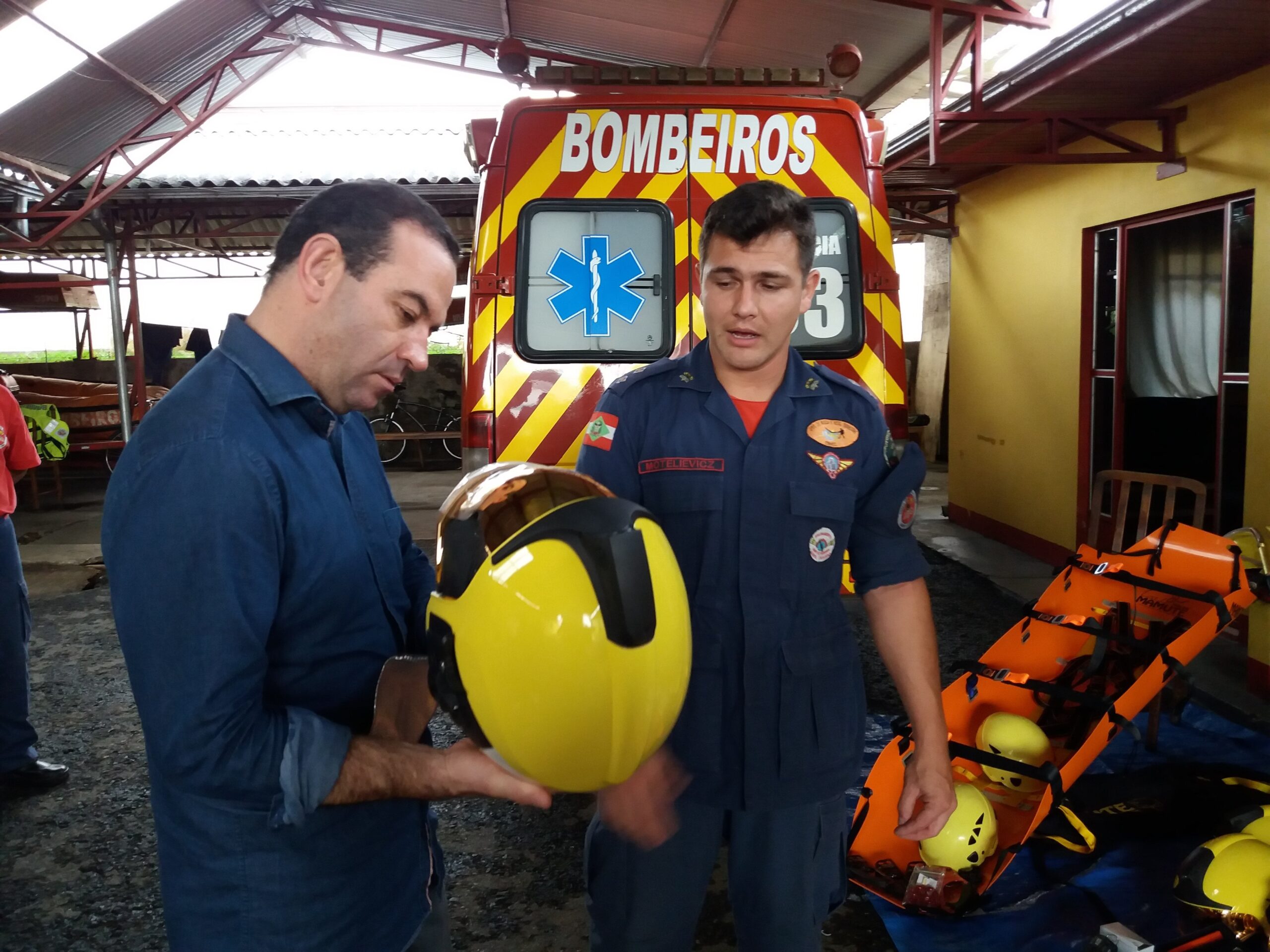 You are currently viewing Prefeito de Mafra faz entrega simbólica de equipamentos ao Corpo de Bombeiros