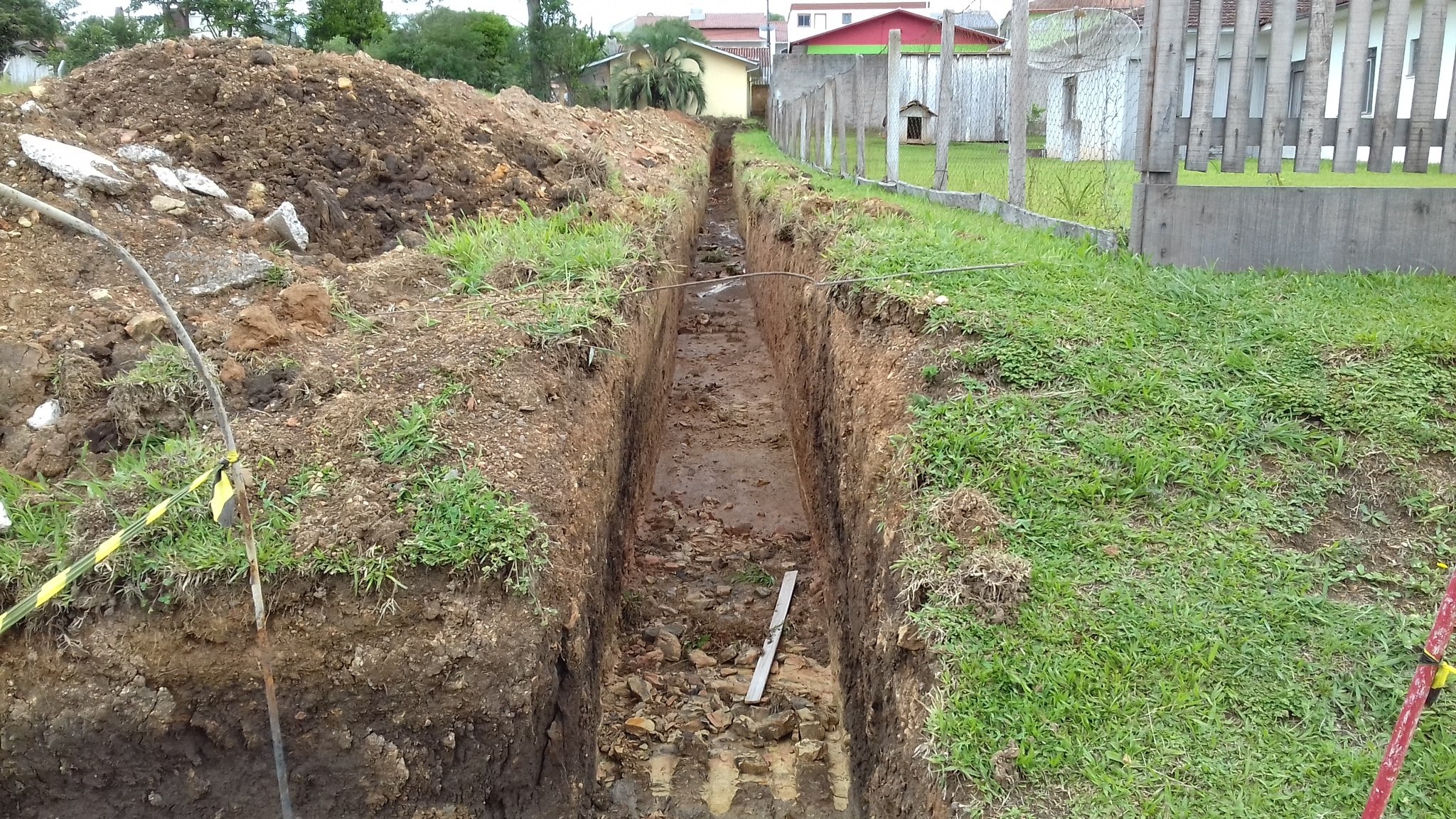 Read more about the article Prefeitura realiza obras de drenagem pluvial na Escola Municipal Tia Chiquinha