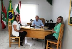 Read more about the article Prefeito assina contrato para aquisição de dois veículos, destinados às Secretarias da Saúde e da Administração