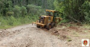 Read more about the article Maquinário e pessoal trabalham na recuperação das estradas na Colônia Tigre