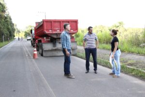 Read more about the article Lombadas na Avenida Wendelin Metzger começam a ser instaladas