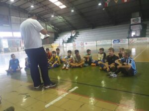 Read more about the article Escolinha Municipal de Futsal contribui para a formação de uma juventude mais ativa e saudável