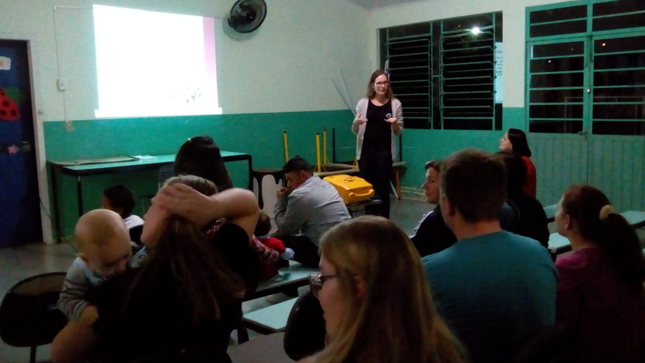 You are currently viewing Psicóloga da educação fala aos pais de alunos de berçário e maternal sobre  adaptação na escola