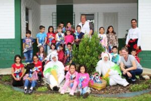 Read more about the article Caravana do coelho leva alegria aos alunos da rede municipal de ensino na semana da Páscoa