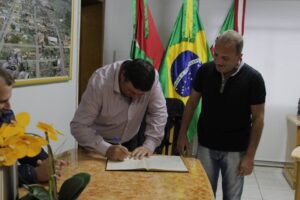 Read more about the article Prefeito Luiz Henrique Saliba transmite cargo ao Vice-Prefeito João Jaime Ianskoski.