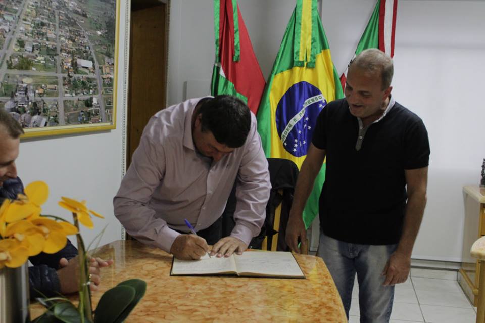 You are currently viewing Prefeito Luiz Henrique Saliba transmite cargo ao Vice-Prefeito João Jaime Ianskoski.