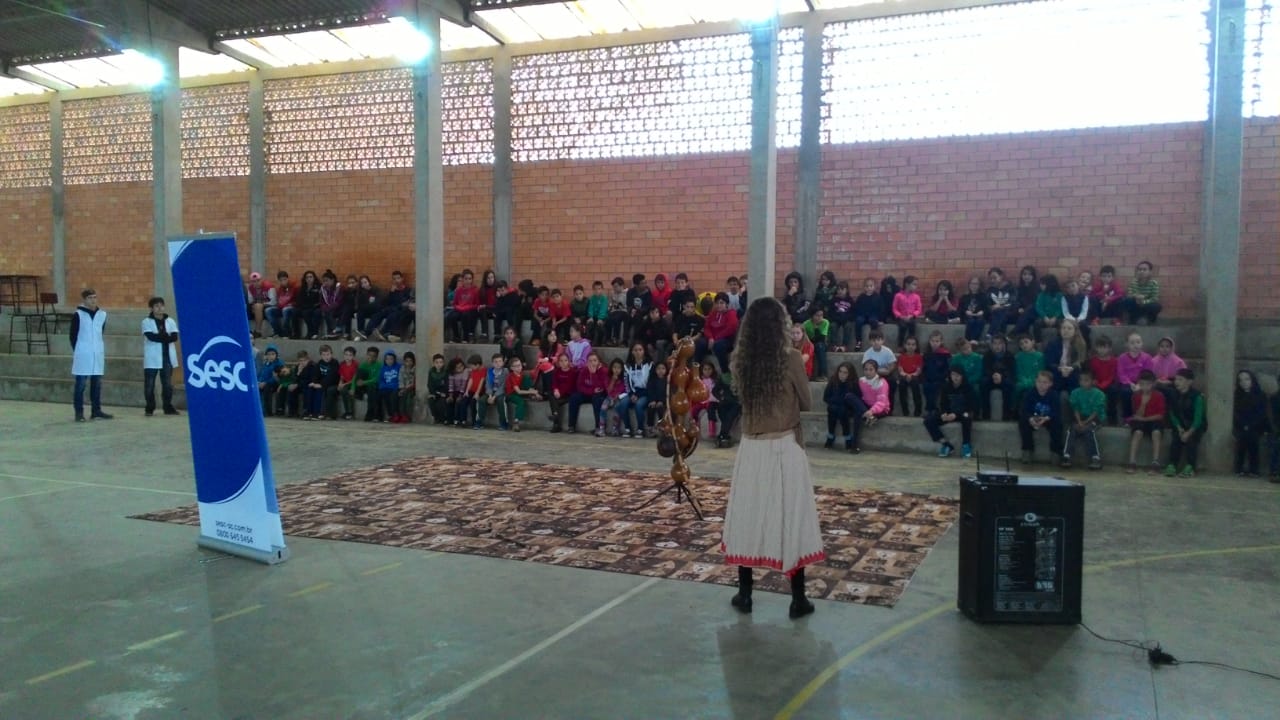 Read more about the article Baú de Histórias apresenta espetáculo Maracá na escola São Lourenço